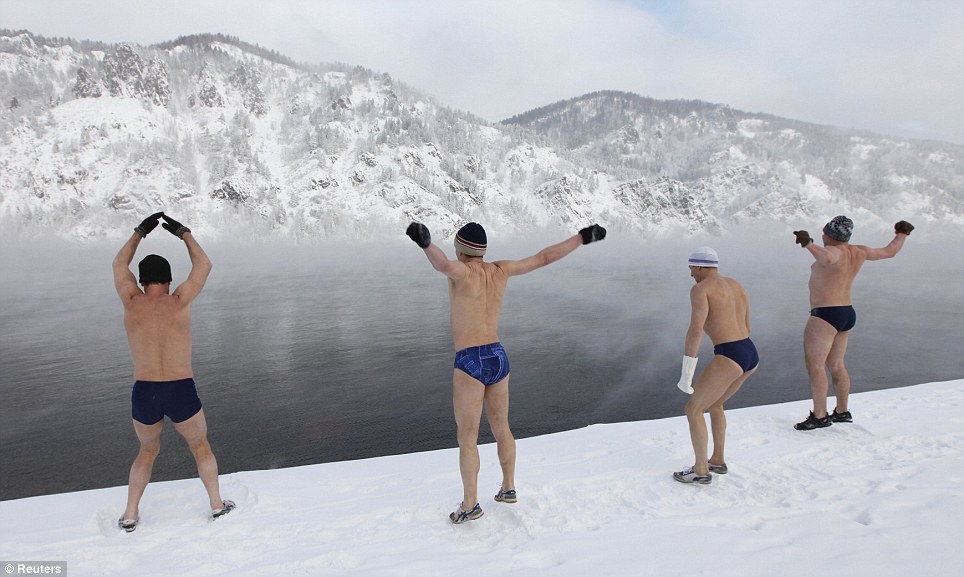 Freezing-Winter-Ice-Swimming-Bath-In-Russia-5 Freezing-Winter-Ice-Swimming-Bath-In-Russia-5
